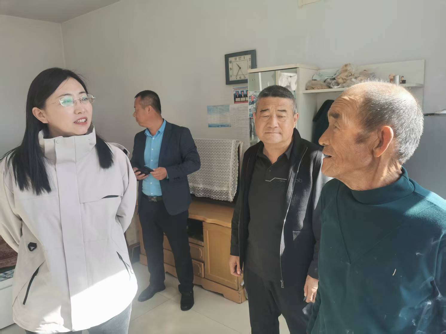 10月7日上午，市卫健委党组书记、主任李孔燕到武川县哈乐镇调研组团式帮扶和驻村第一书记帮扶等乡村振兴工作