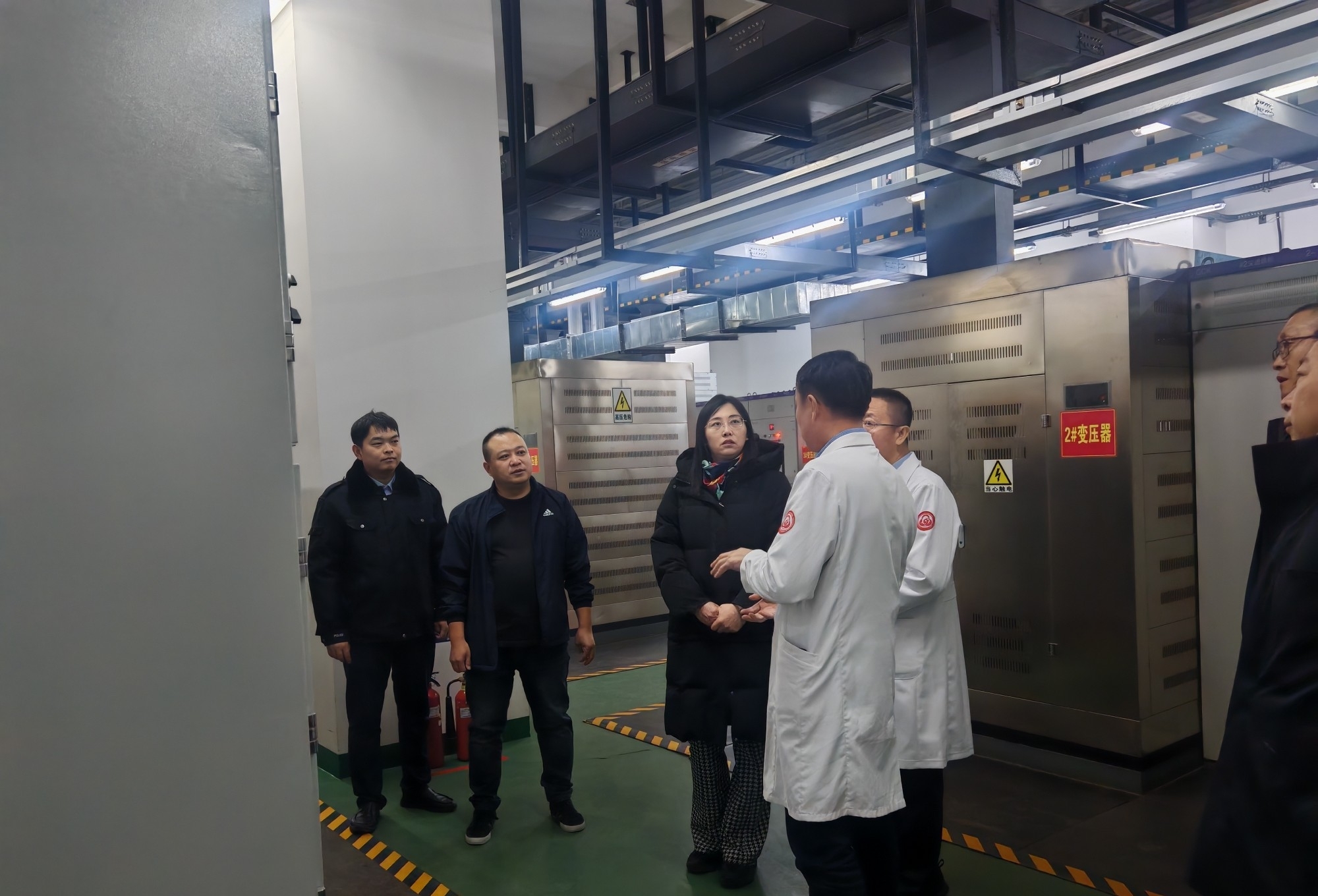 12月14日，市卫生健康委主任李孔燕带队实地排查委属医院的安全生产工作。深入各医疗机构消防控制室、消防泵房、住院病区、配电室、氧气站等重点区域查看运行和日常维护情况